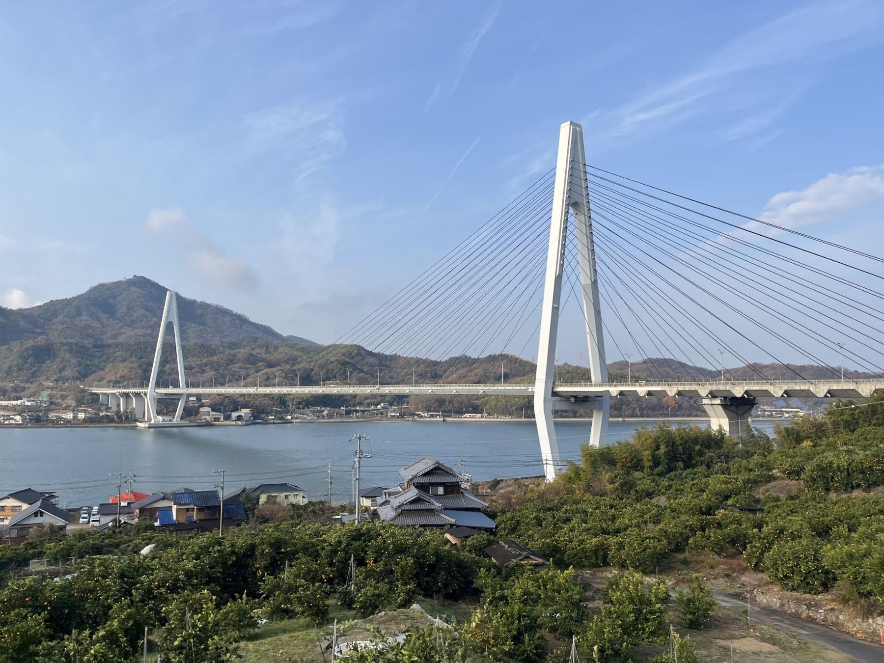 일본 시마나미 카이도의 사장교와 바다